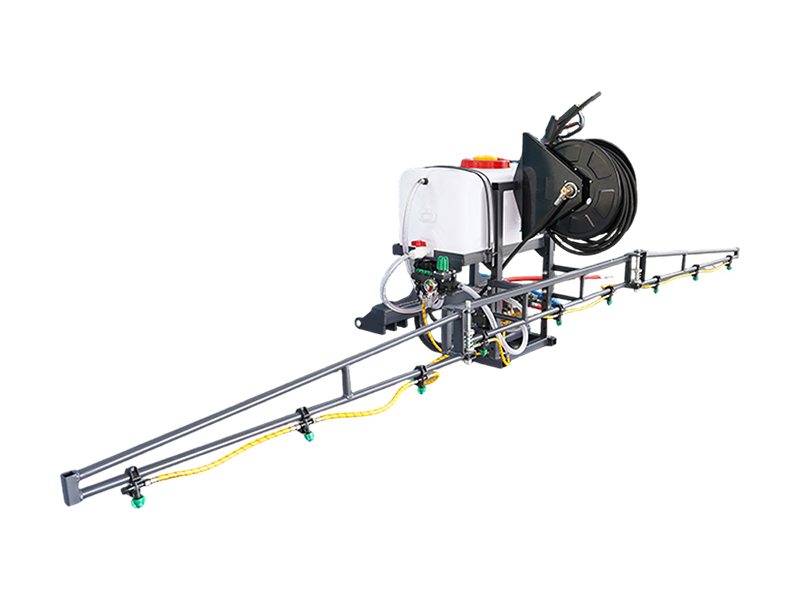 広大な畑を制覇：油圧の「主力」マシン